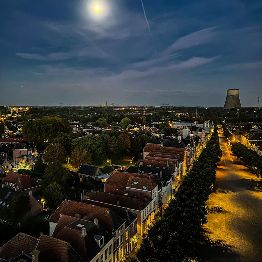 Sfeervolle foto van de Markt in Geertruidenberg vanaf de kerk genomen bij maanlicht